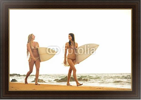 Постер Две девушки серфингистки с типом исполнения На холсте в раме в багетной раме 1.023.151
