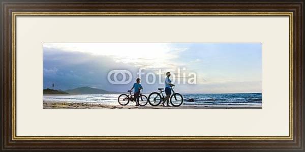 Постер Два велосипедиста на пляже с типом исполнения Под стеклом в багетной раме 1.023.036