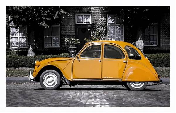 Постер Оранжевый старинный автомобиль на серой улице с типом исполнения На холсте в раме в багетной раме 221-03