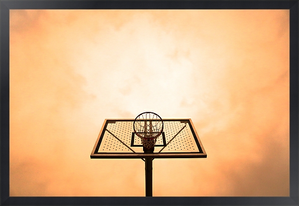 Постер Баскетбольное кольцо на фоне закатного неба с типом исполнения На холсте в раме в багетной раме 1727.8010