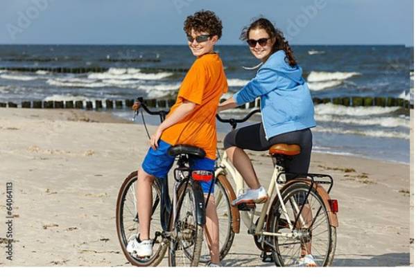 Постер Прогулка на велосипедах по пляжу с типом исполнения На холсте без рамы