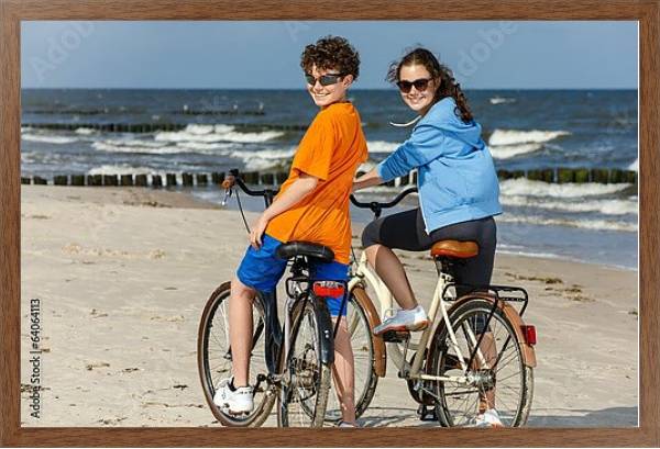Постер Прогулка на велосипедах по пляжу с типом исполнения На холсте в раме в багетной раме 1727.4310