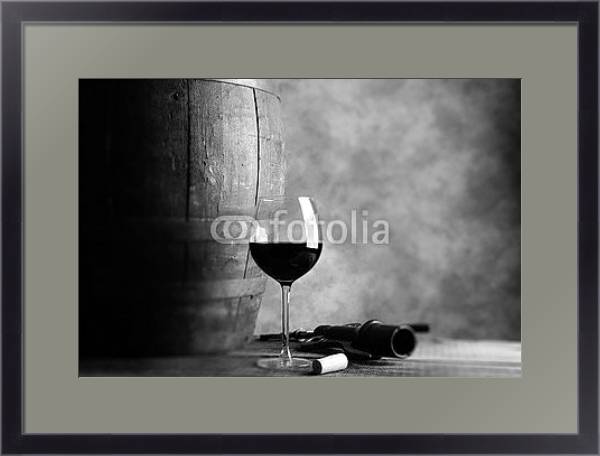 Постер Бокал вина и бочка, чёрно-белая фотография с типом исполнения Под стеклом в багетной раме 221-01