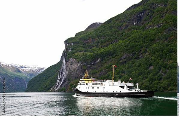 Постер Корабль во фьордах Норвегии с типом исполнения На холсте без рамы
