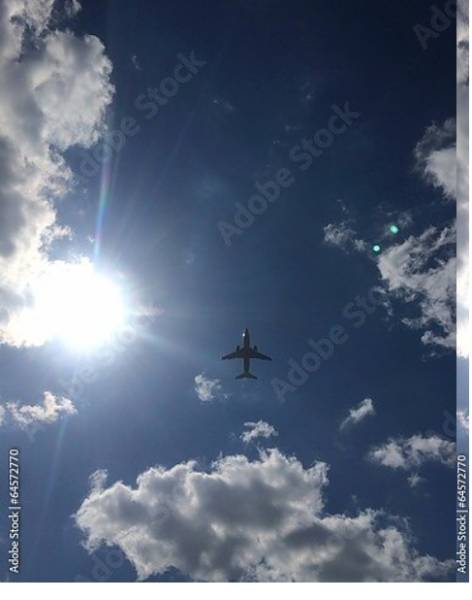 Постер Самолет в синем небе с типом исполнения На холсте без рамы
