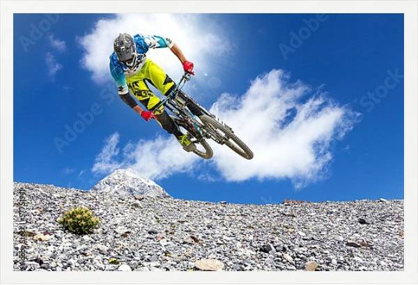 Постер Прыжок на горном велосипеде над склоном горы с типом исполнения На холсте в раме в багетной раме 1727.7010