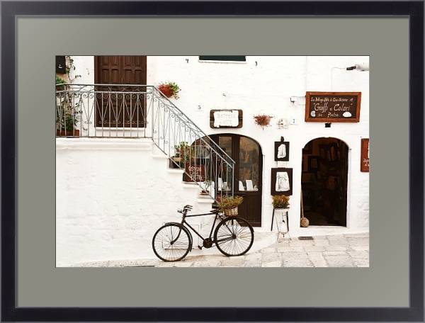 Постер Велосипед у магазинчика в Остуни, Италия с типом исполнения Под стеклом в багетной раме 221-01