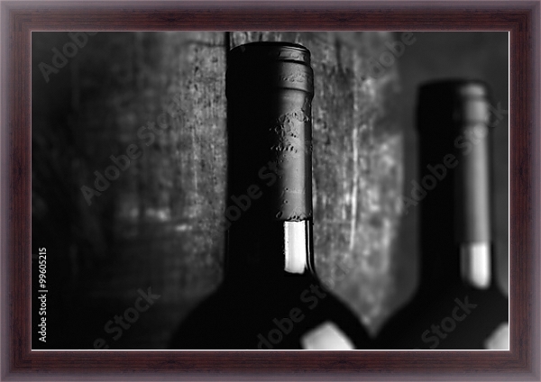 Постер Бутылки красного вина у бочки, чёрно-белая фотография с типом исполнения На холсте в раме в багетной раме 221-01