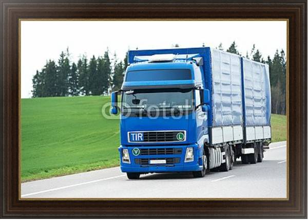 Постер Синий грузовик с синим трейлером на шоссе с типом исполнения На холсте в раме в багетной раме 1.023.151
