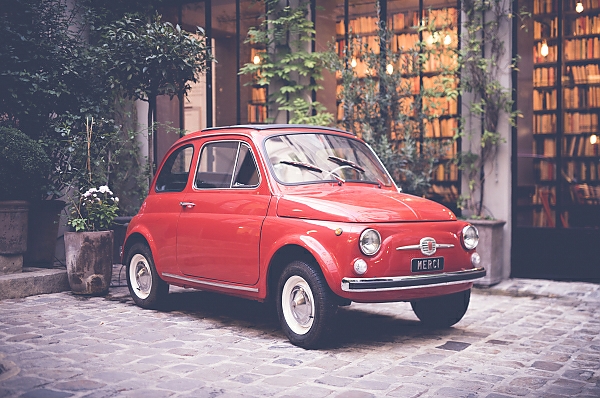 Постер Маленький красный ретро-автомобиль на улице с типом исполнения На холсте без рамы