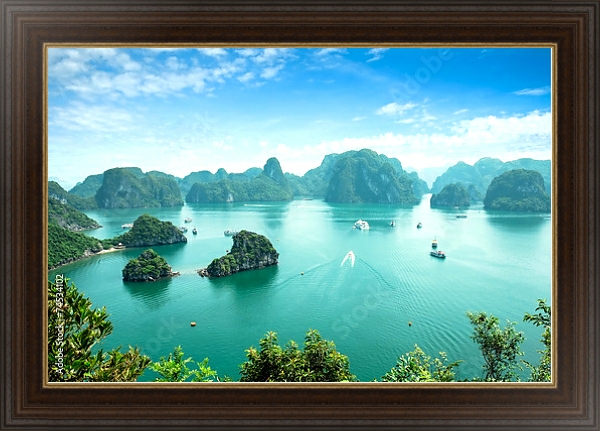Постер Залив Халонг во Вьетнаме с типом исполнения На холсте в раме в багетной раме 1.023.151
