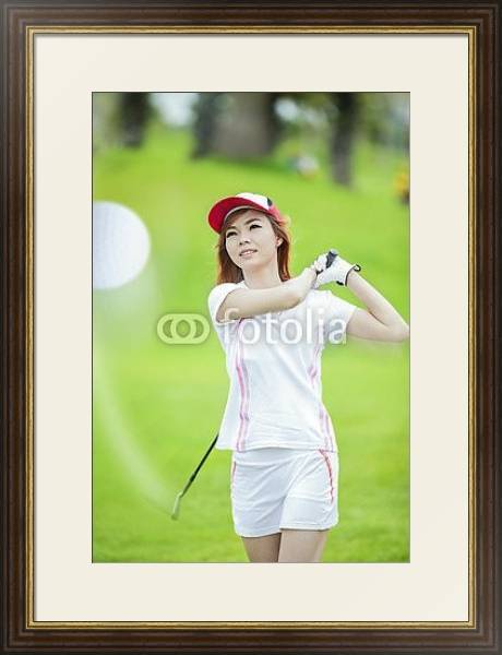 Постер Девушка играющая в гольф с типом исполнения Под стеклом в багетной раме 1.023.036