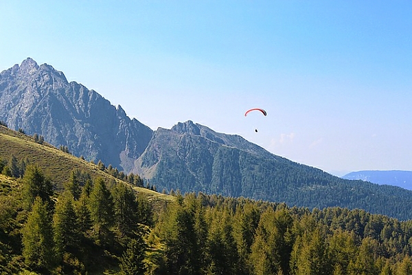 Постер Полет на параплане над горами с типом исполнения На холсте без рамы