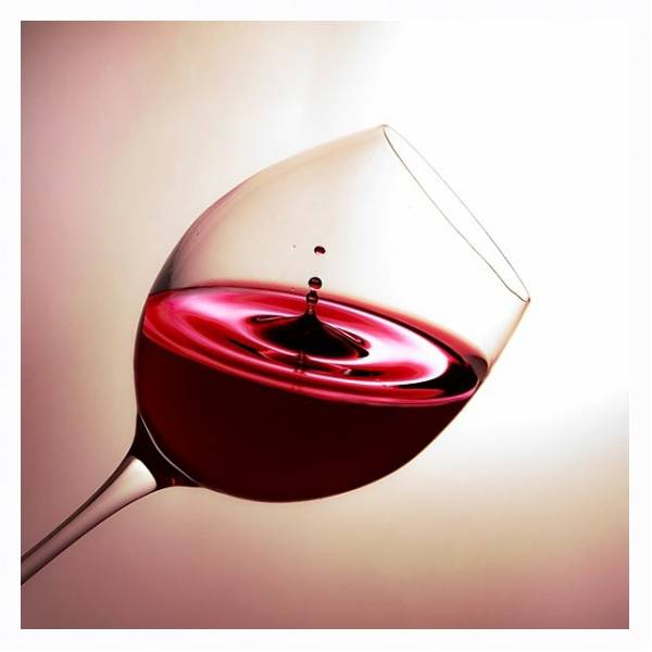 Постер Капля красного вина в бокале с типом исполнения На холсте в раме в багетной раме 221-03