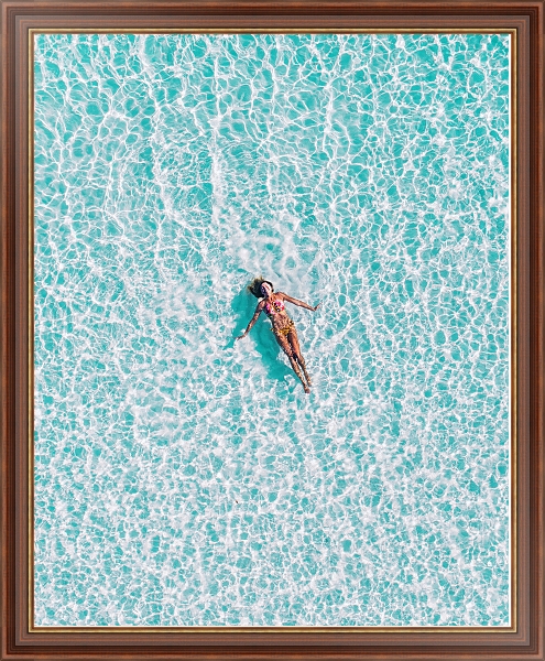 Постер Девушка на воде в бассейне с типом исполнения На холсте в раме в багетной раме 35-M719P-83