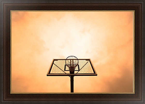 Постер Баскетбольное кольцо на фоне закатного неба с типом исполнения На холсте в раме в багетной раме 1.023.151