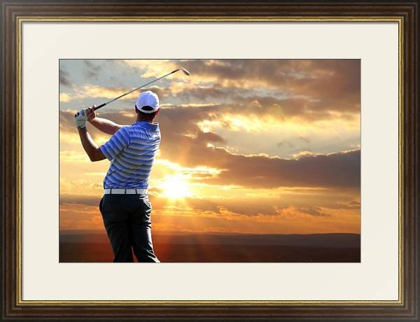 Постер Мужчина играющий в гольф на фоне заката с типом исполнения Под стеклом в багетной раме 1.023.036