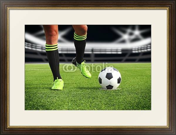 Постер Футболист и мяч на поле стадиона с типом исполнения Под стеклом в багетной раме 1.023.036