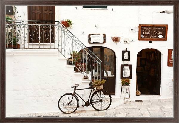 Постер Велосипед у магазинчика в Остуни, Италия с типом исполнения На холсте в раме в багетной раме 221-02