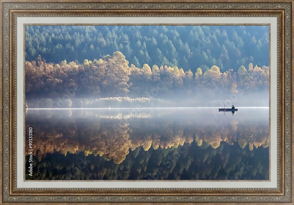 Постер Лодка на туманном озере на фоне осеннего леса с типом исполнения На холсте в раме в багетной раме 595.M52.330