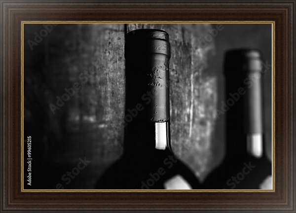 Постер Бутылки красного вина у бочки, чёрно-белая фотография с типом исполнения На холсте в раме в багетной раме 595.M52.330