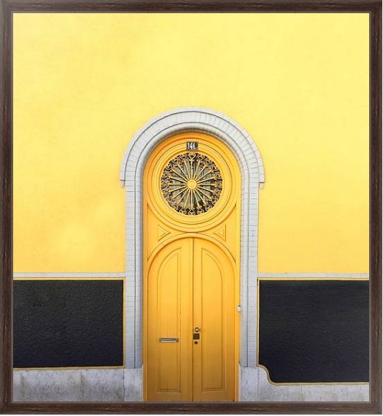 Постер Желтая резная дверь с типом исполнения На холсте в раме в багетной раме 221-02