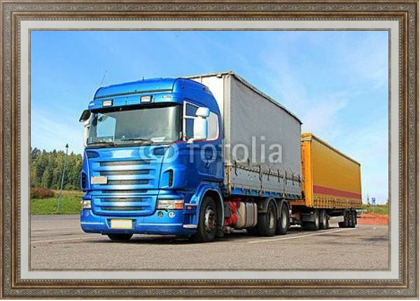 Постер Синий грузовик с полуприцепом с типом исполнения На холсте в раме в багетной раме 595.M52.330