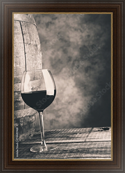 Постер Бокал выдержанного вина. Чёрно-белое фото с типом исполнения На холсте в раме в багетной раме 1.023.151