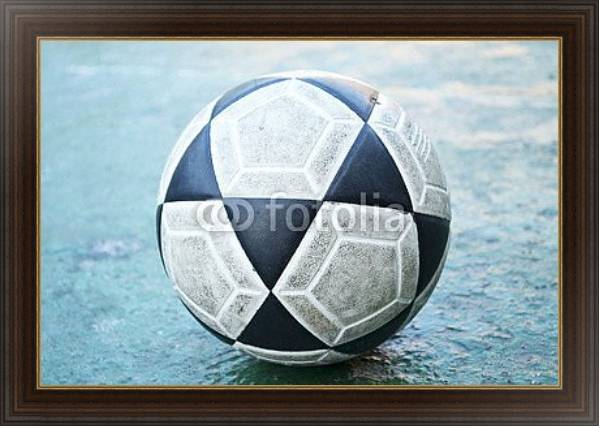 Постер Старый футбольный мяч с типом исполнения На холсте в раме в багетной раме 1.023.151