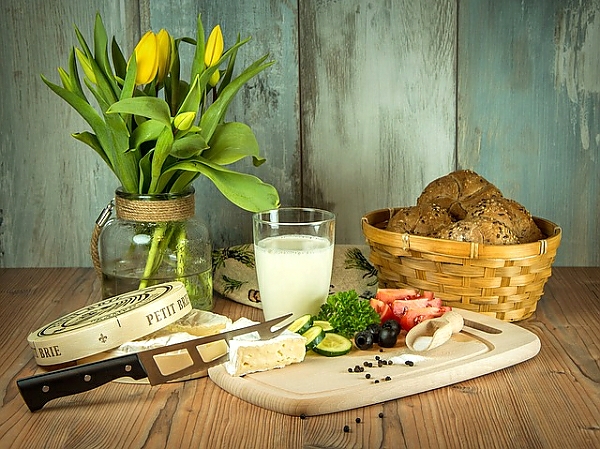Постер Завтрак с сыром, овощами и молоком с типом исполнения На холсте без рамы