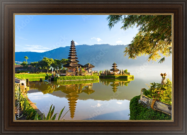 Постер Храм на берегу озера на рассвете, Бедугул, Бали, Индонезия. с типом исполнения На холсте в раме в багетной раме 1.023.151
