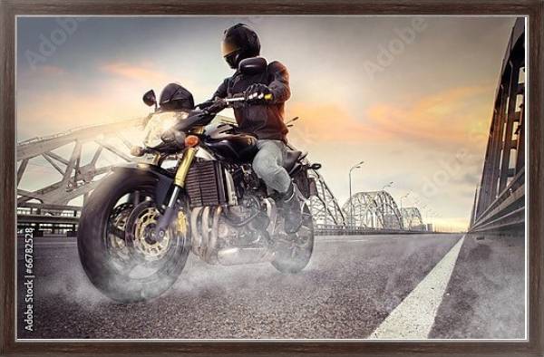 Постер Мотоциклист на городском мосту с типом исполнения На холсте в раме в багетной раме 221-02
