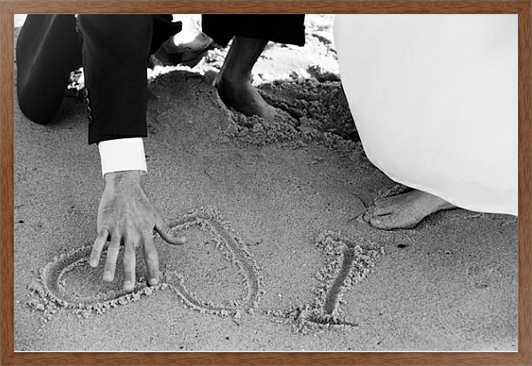 Постер Сердце на песке с типом исполнения На холсте в раме в багетной раме 1727.4310