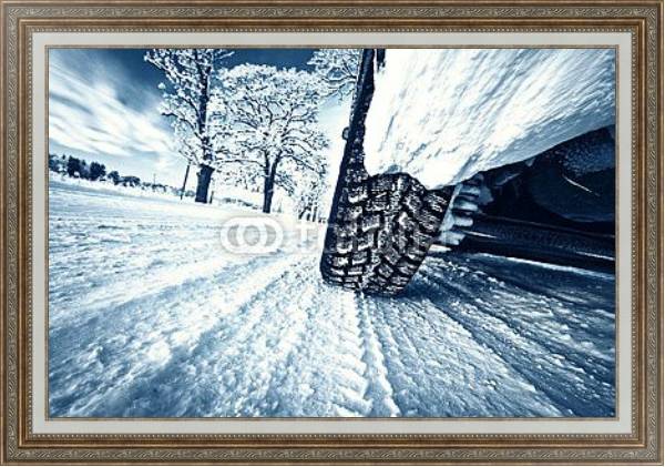 Постер Автомобиль на снежной дороге с типом исполнения На холсте в раме в багетной раме 595.M52.330
