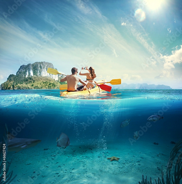 Постер Молодая пара на каяке у тропического острова с типом исполнения На холсте без рамы