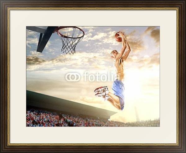 Постер Баскетболист забрасывающий мяч в корзину с типом исполнения Под стеклом в багетной раме 1.023.036