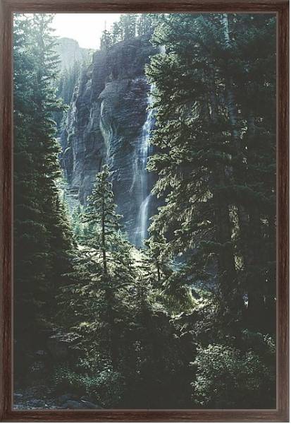 Постер Высокий водопад в еловом лесу с типом исполнения На холсте в раме в багетной раме 221-02
