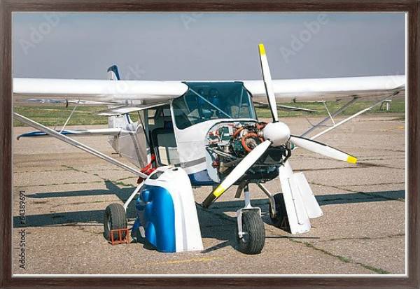 Постер легкий самолет с пропеллером с типом исполнения На холсте в раме в багетной раме 221-02