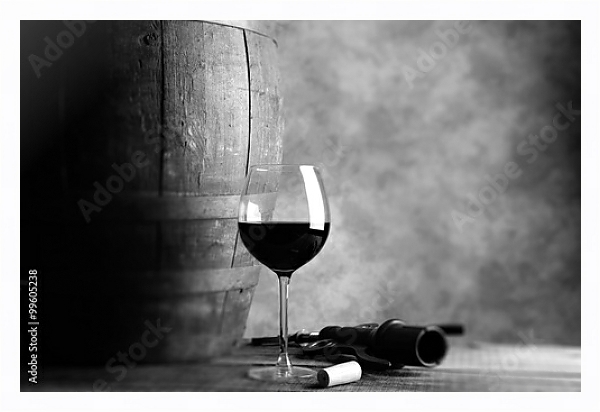Постер Бокал вина и бочка, чёрно-белая фотография с типом исполнения На холсте в раме в багетной раме 221-03