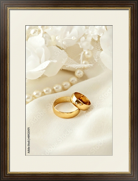 Постер Обручальные кольца на белом кружеве с жемчужным ожерельем с типом исполнения Под стеклом в багетной раме 1.023.036