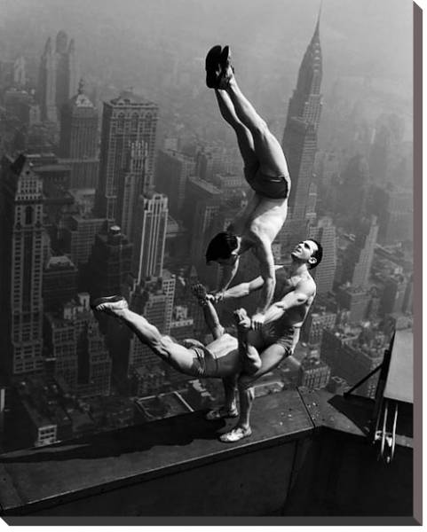 Постер Гимнасты на Нью-Йоркском небоскребе с типом исполнения На холсте без рамы