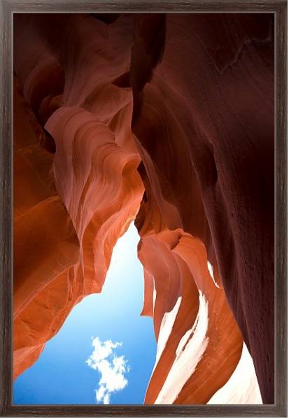 Постер Кусочек неба с облаком в каньоне с типом исполнения На холсте в раме в багетной раме 221-02