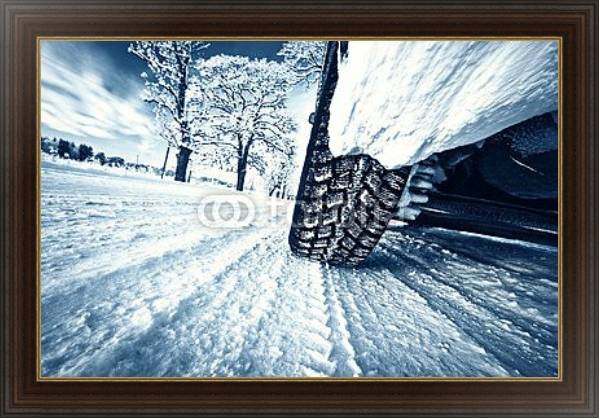 Постер Автомобиль на снежной дороге с типом исполнения На холсте в раме в багетной раме 1.023.151
