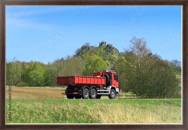 Постер Красный грузовик на сельской дороге с типом исполнения На холсте в раме в багетной раме 221-02