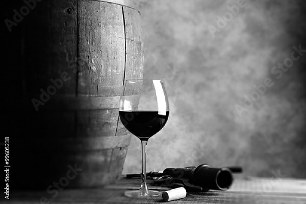 Постер Бокал вина и бочка, чёрно-белая фотография с типом исполнения На холсте без рамы