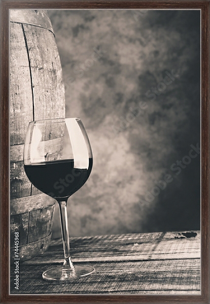 Постер Бокал выдержанного вина. Чёрно-белое фото с типом исполнения На холсте в раме в багетной раме 221-02