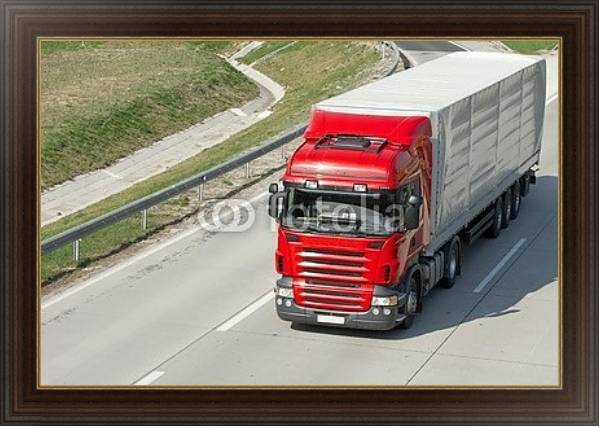 Постер Красный грузовик на автобане с типом исполнения На холсте в раме в багетной раме 1.023.151