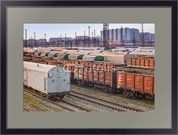 Постер Железнодорожные грузовые вагоны на станции с типом исполнения Под стеклом в багетной раме 221-01