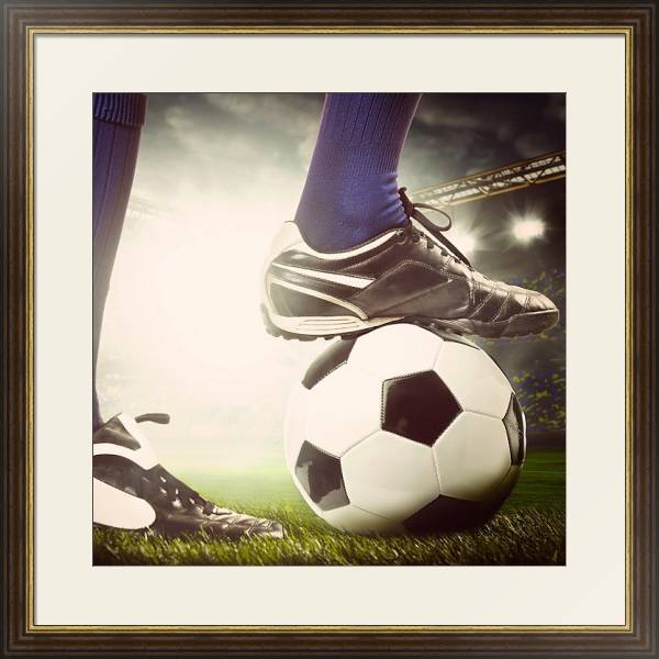 Постер Нога футболиста и мяч с типом исполнения Под стеклом в багетной раме 1.023.036