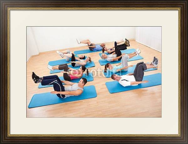 Постер Групповая тренировка в гимнастическом зале с типом исполнения Под стеклом в багетной раме 1.023.036